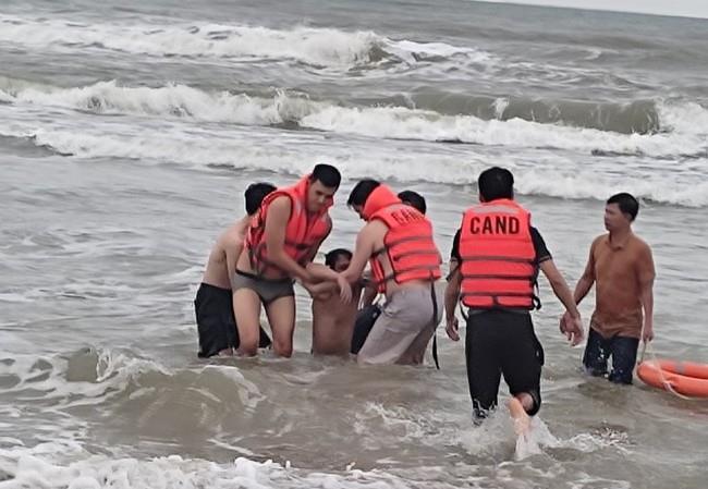 Hình ảnh lực lượng Nhà nghỉ dưỡng Lăng Cô (thuộc phòng Hậu cần- Công an tỉnh Thừa Thiên -Huế) kịp thời cứu một du khách bị sóng dữ cuốn trôi khi tắm biển.