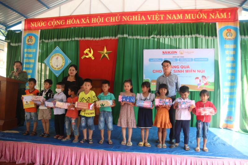 Đại diện Báo SGGP tại miền Trung cùng các nhà hảo tâm trao quà hỗ trợ các em học sinh trường Tiểu học Zơ Râm (huyện Nam Giang, tỉnh Quảng Nam).