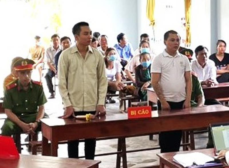 Nguyễn Tiến Đại và Nguyễn Hùng Dương tại phiên tòa.