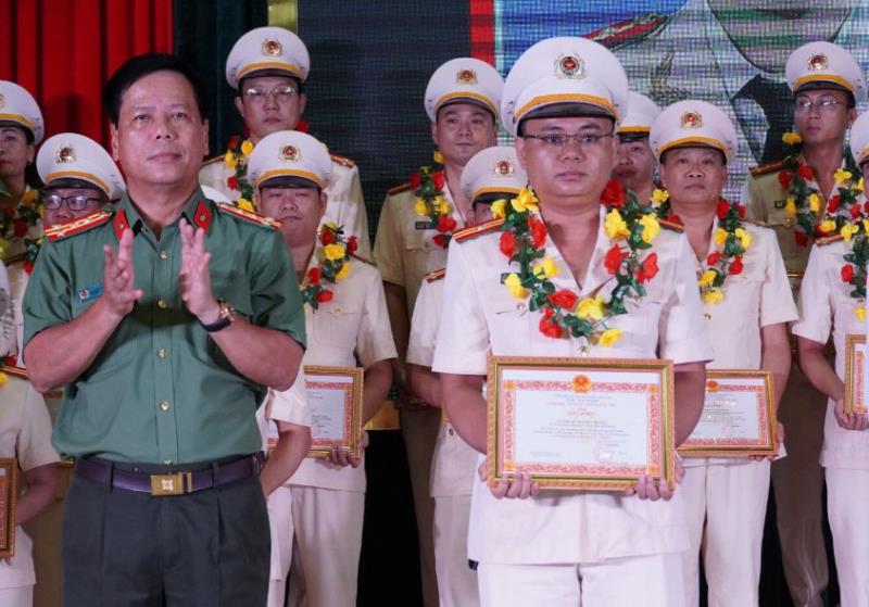 Phó Trưởng CAP 2 Trần Hữu Hoàng (thứ nhất bên trái qua) cùng đồng đội đón nhận nguồn động viên của nhân dân trong đợt cao điểm cấp CCCD vào năm 2021.