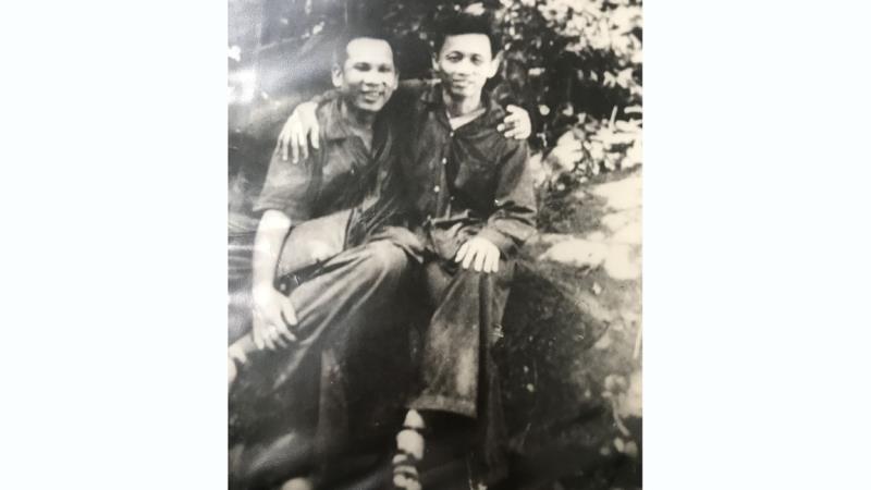 Đồng chí Hoàng Văn Lai (thứ 2, bên phải, hàng đầu) chụp ảnh cùng các đồng đội thời chiến tranh.
