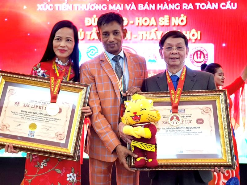 Tác phẩm "Khúc ru trầm" - 77 ca khúc phổ thơ Nguyễn Ngọc Hạnh (bên phải) xác lập kỷ lục Việt Nam.
