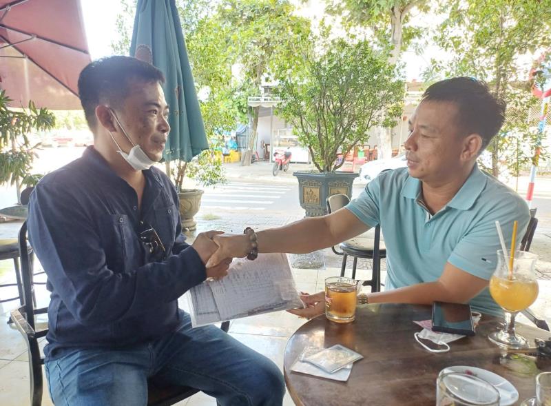 Ông Quang (trái) vui mừng nhận lại tài sản, giấy tờ từ anh Tường.