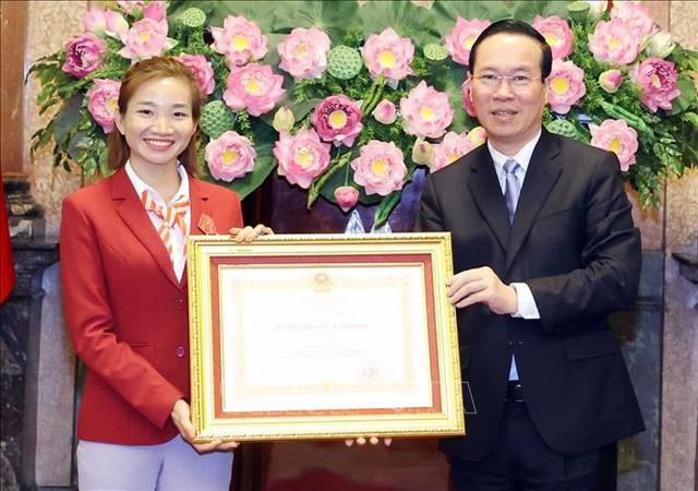 Chủ tịch nước Võ Văn Thưởng trao tặng Huân chương Lao động hạng Nhì cho vận động viên điền kinh Nguyễn Thị Oanh, đoạt 4 HCV tại SEA Games 32.