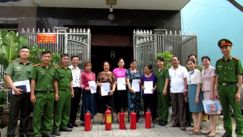 Ông Phan Văn Đại - Chủ tịch UBND phường Hòa Khánh Bắc trao Quyết định thành lập "Tổ liên gia an toàn PCCC" tại Đa Phước 4.