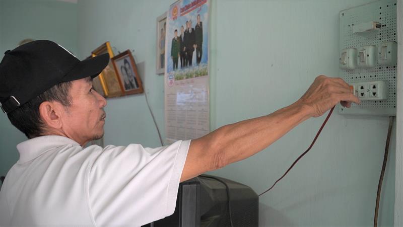 Ông Nguyễn Anh Dũng thường xuyên tắt các thiết bị điện vào giờ cao điểm.