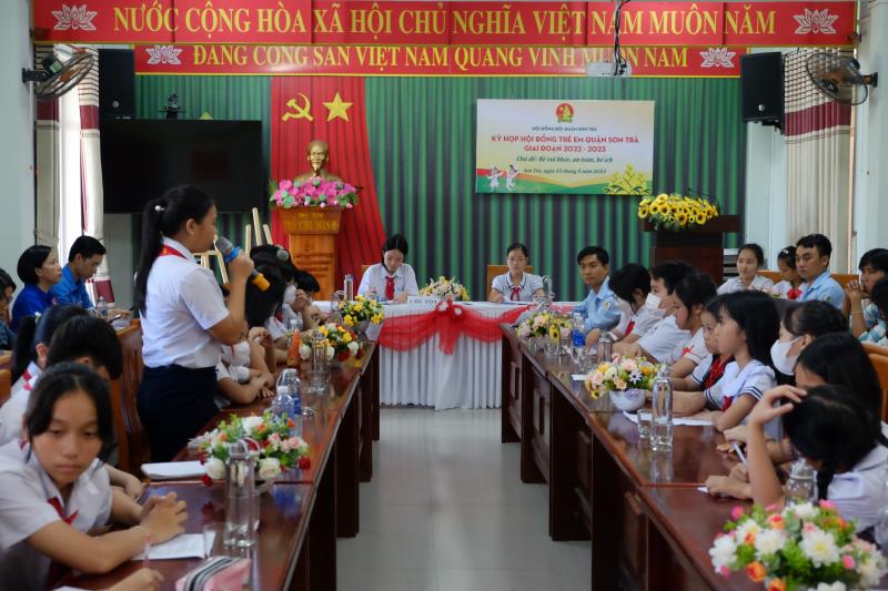 Em Nguyễn Quỳnh Nhi (Lớp 5/4, trường tiểu học Hai Bà Trưng, Q.Sơn Trà) trình bày ý kiến về các hoạt động giáo dục kỹ năng, sinh hoạt hè.