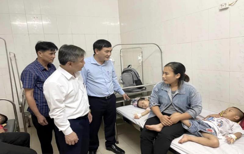Đại diện Chi cục An toàn vệ sinh thực phẩm tỉnh và Sở GD-ĐT tỉnh Nghệ An thăm hỏi các nạn nhân trong vụ ngộ độc.
