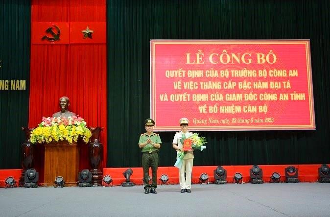 Lãnh đạo Công an tỉnh Quảng Nam tặng hoa chúc mừng Đại tá Võ Thị Trinh và Thượng tá Nguyễn Thị Xuân Tiên.