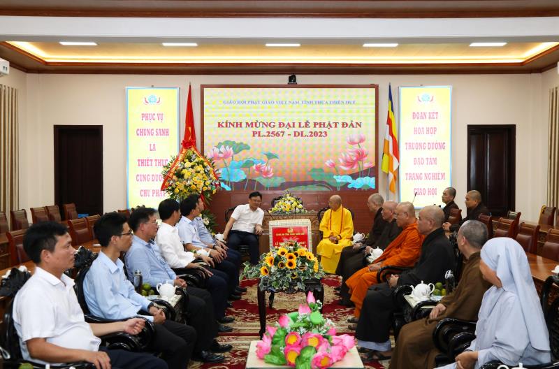 Đoàn công tác Công an tỉnh Thừa Thiên-Huế chúc mừng Đại lễ Phật Đản năm 2023