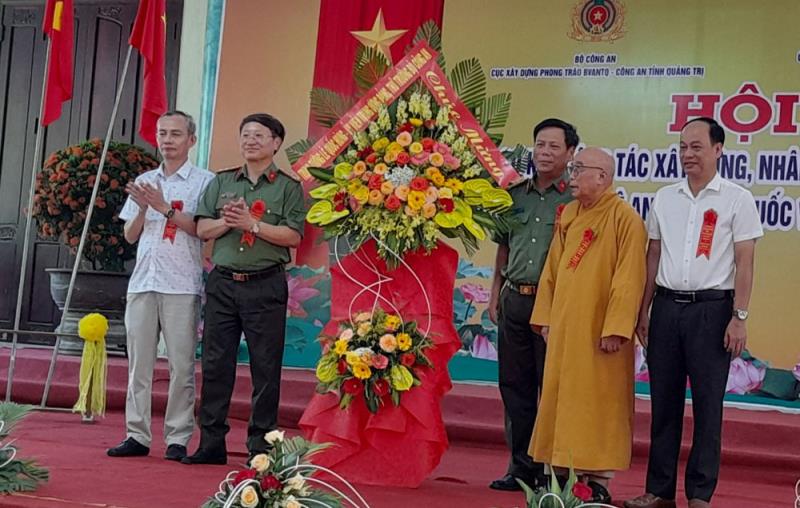 Đại tá Nguyễn Văn Thanh, Giám đốc CA tỉnh Quảng Trị trao giấy khen cho 6 tập thể