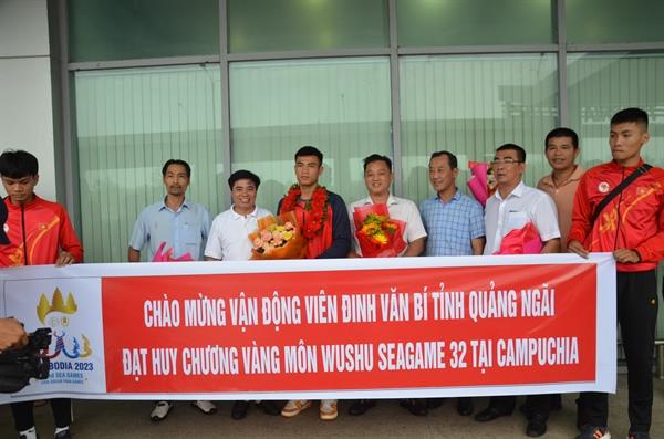 VĐV Đinh Văn Bí được lãnh đạo ngành VH-TT và DL Quảng Ngãi chào đón tại sân bay Chu Lai.