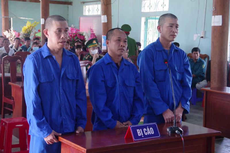 Từ trái qua, các bị cáo: Đỗ Văn Long, Lê Văn Thọ, Lê Tiến Thụ tại phiên tòa lưu động.