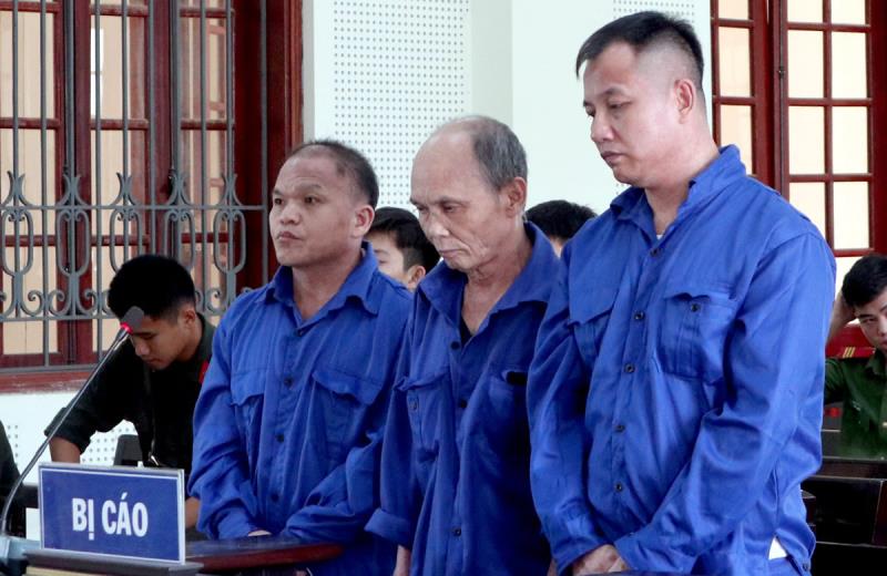 Ba bị cáo Và Pá Dê, Trần Quốc Dương và Bùi Văn Thắng tại tòa.