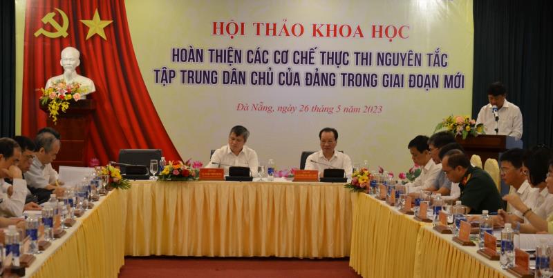 Phó Chủ nhiệm Ủy ban Kiểm tra Trung ương Trần Tiến Hưng phát biểu tại hội thảo