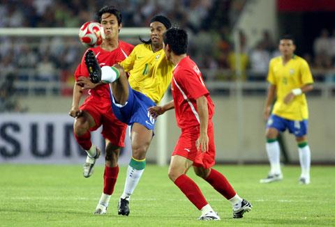 Ronaldinho và Olympic Brazil ở trận giao hữu tại Mỹ Đình năm 2008.