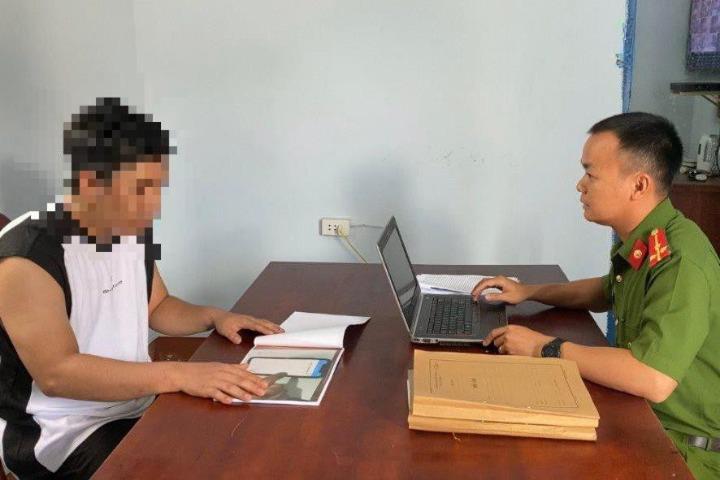Cơ quan CSĐT Công an huyện Đắk R'lấp làm việc với đối tượng lừa đảo trên không gian mạng.