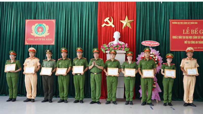 Thiếu tướng, GS.TS Trần Thành Hưng tặng Giấy khen cho học viên đạt danh hiệu học viên khá toàn khóa học.