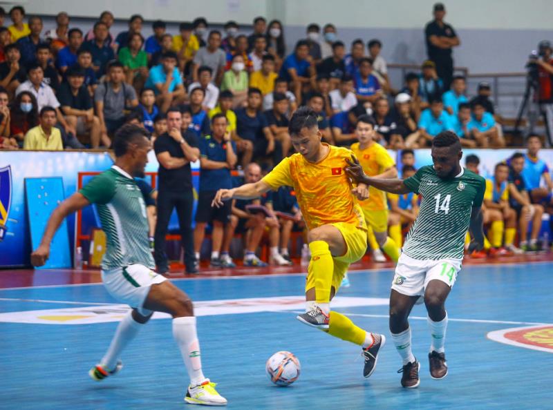 Tuyển Futsal Việt Nam (giữa) thắng dễ đối thủ đến từ Quần đảo Solomon.