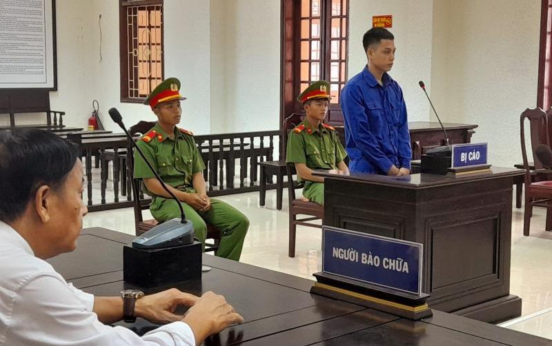 Bị cáo Bình nghe tuyên án tù chung thân.