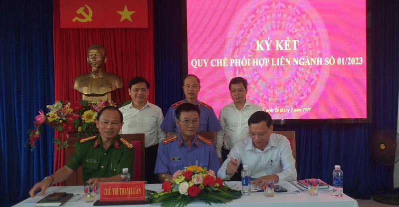 Chủ tịch UBND quận Thanh Khê Hồ Thuyên tặng Giấy khen cho 4 cá nhân