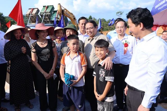 Thủ tướng Phạm Minh Chính chia sẻ niềm vui với người dân địa phương khi dự án chính thức khởi công.