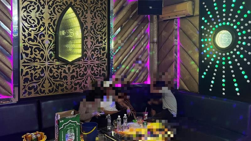 Một điểm kinh doanh karaoke trên địa bàn Liên Chiểu bị Công an kiểm tra, xử phạt.
