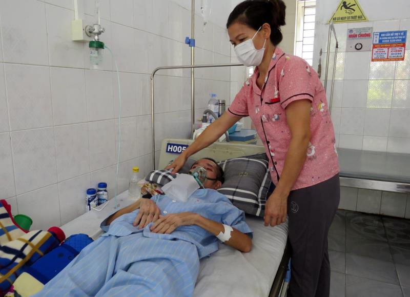Hoàn cảnh gia đình chị Bùi Thị Hương và anh Trần Ngọc Hoa khó khan gấp bội lần khi mắc bệnh bụi phổi.
