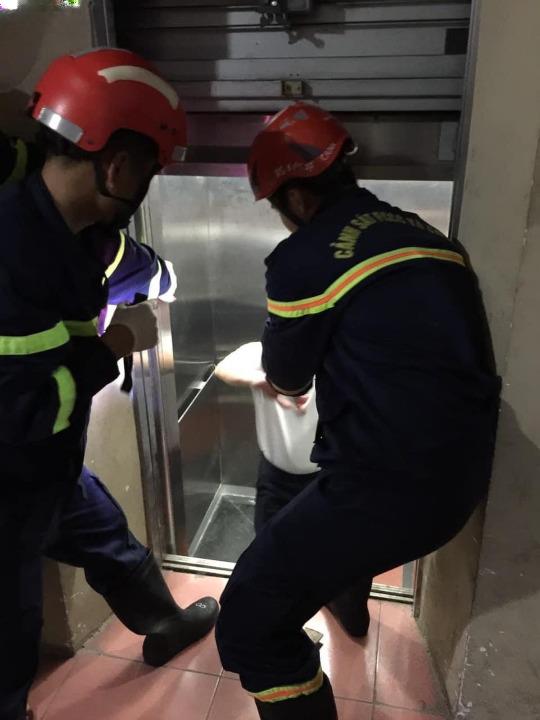 Lực lượng chức năng giải cứu 2 người mắc kẹt trong thang máy ra ngoài an toàn.