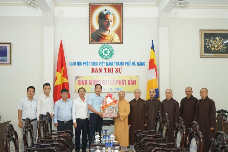 Thượng tá Nguyễn Đại đồng và đoàn công tác CATP chúc mừng Ban Trị sự GHPGVN TP Đà Nẵng.