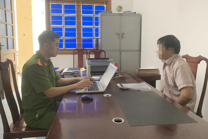 Cán bộ Phòng Cảnh sát hình sự- Công an tỉnh Hà Tĩnh tiếp nhận thông tin trình báo của người nhà một nạn nhân bị lừa sang Lào làm việc rồi bị đòi tiền chuộc vào tháng 5-2023.