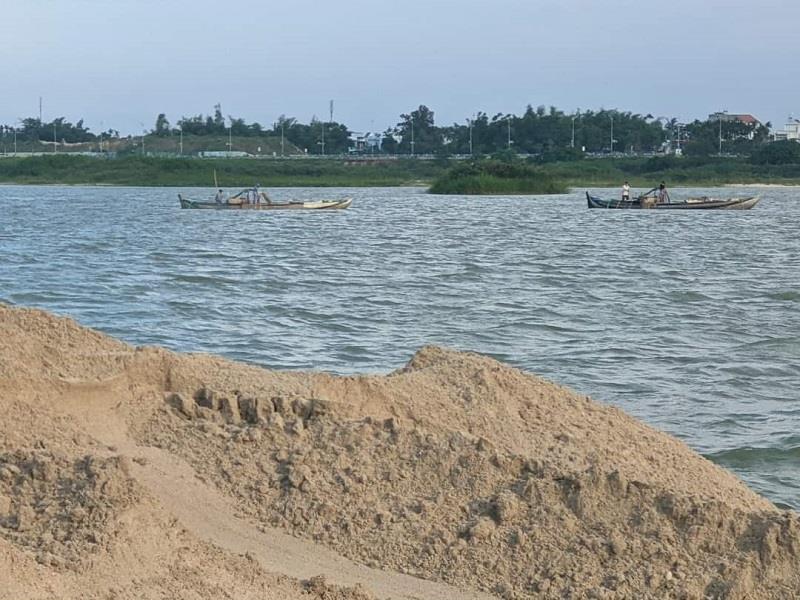 Các tàu hút cát hoạt động trên sông Trà Khúc, tỉnh Quảng Ngãi.