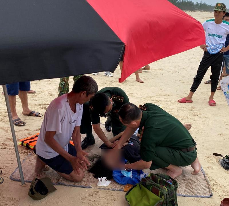 Cán bộ Đồn BP sơ cấp cứu nạn nhân đuối nước tại bãi tắm Cửa Việt.