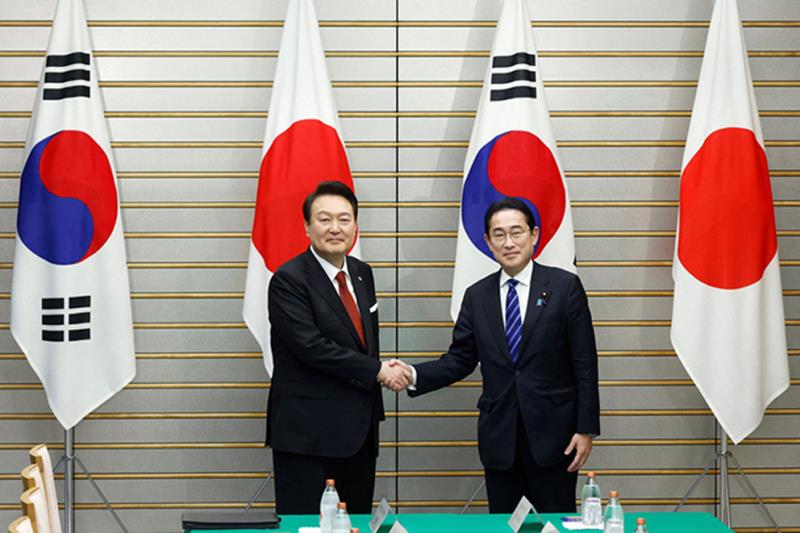 Tổng thống Hàn Quốc Yoon Suk-yeol (trái) và Thủ tướng Nhật Bản Fumio Kishida tại cuộc gặp ở Tokyo ngày 16-3. Ảnh: Kyodo