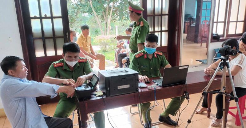 Lực lượng Công an cơ sở ở thành phố Gia Nghĩa tuyên truyền, hướng dẫn người dân cài đặt mã định danh điện tử