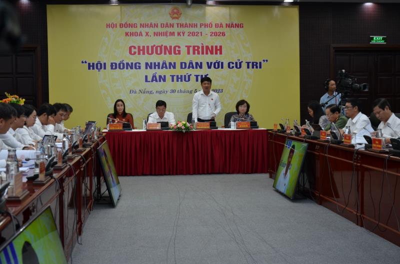 Đại tá Trần Đình Liên trả lời những vấn đề cử tri quan tâm.