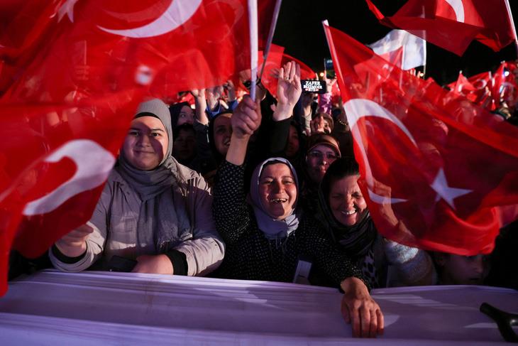 Người ủng hộ ông Racep Tayyip Erdogan vui mừng khi ông có số phiếu nhiều hơn đối thủ ngày 28-5. Ảnh: Reuters