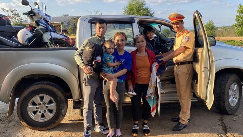 Đội CSGT đường bộ số 2 Phòng Cảnh sát giao thông công an tỉnh Đắk Nông phối hợp bắt giữ 2 đối tượng truy nã đang lẩn trốn trên địa bàn.