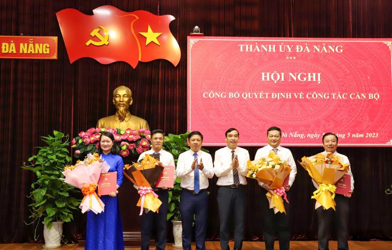 Phó Bí thư Thường trực Thành ủy Lương Nguyễn Minh Triết và Chủ tịch UBND thành phố Lê Trung Chinh trao quyết định và chúc mừng các đồng chí được điều động, bổ nhiệm.