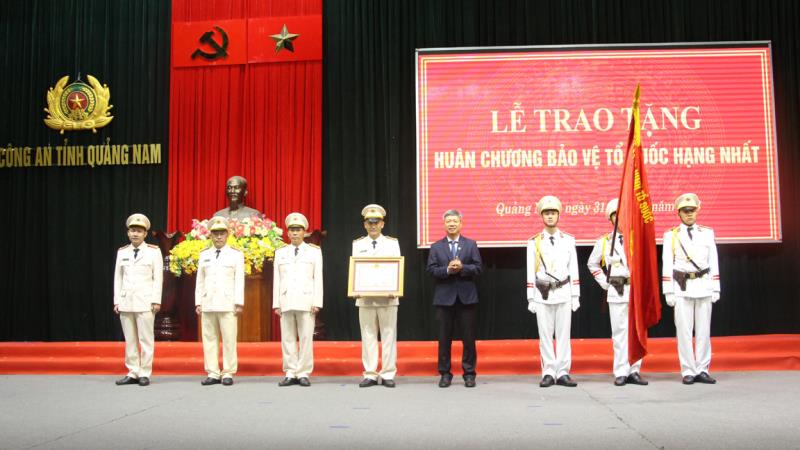 Thiếu tướng Nguyễn Đức Dũng tặng danh hiệu thi đua cho 75 gương điển hình tiên tiến trong phong trào Thi đua ái quốc (2018-2023).
