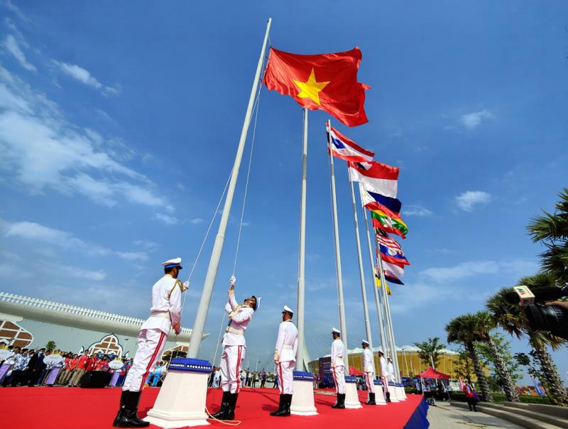 Quốc kỳ Việt Nam tung bay tại SEA Games 32.
