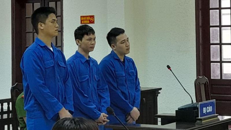 Bị cáo Phan Văn Trường (giữa) cùng hai bị cáo Lộc và Tuấn Anh tại phiên tòa.