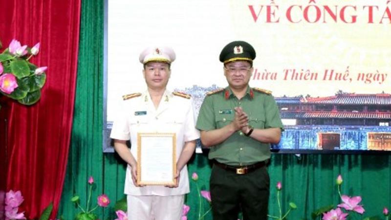 Thừa ủy nhiệm, Đại tá Nguyễn Thanh Tuấn trao quyết định điều động Đại tá Nguyễn Hữu Thiên làm Phó Giám đốc Công an tỉnh Thừa Thiên- Huế.