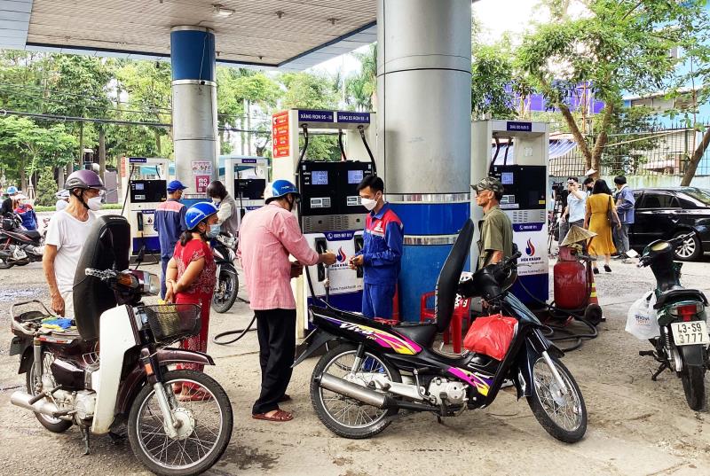 Người dân đổ xăng tại 1 cửa hàng xăng dầu trên địa bàn TP Đà Nẵng.