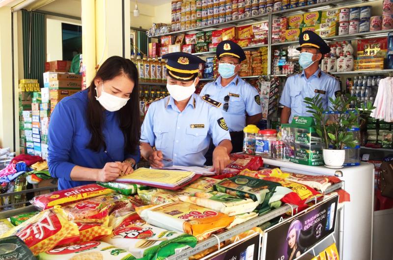 Lực lượng QLTT TP Đà Nẵng yêu cầu chủ 1 cửa hàng tạp hóa trên địa bàn TP ký cam kết niêm yết giá bán và bán theo giá niêm yết.