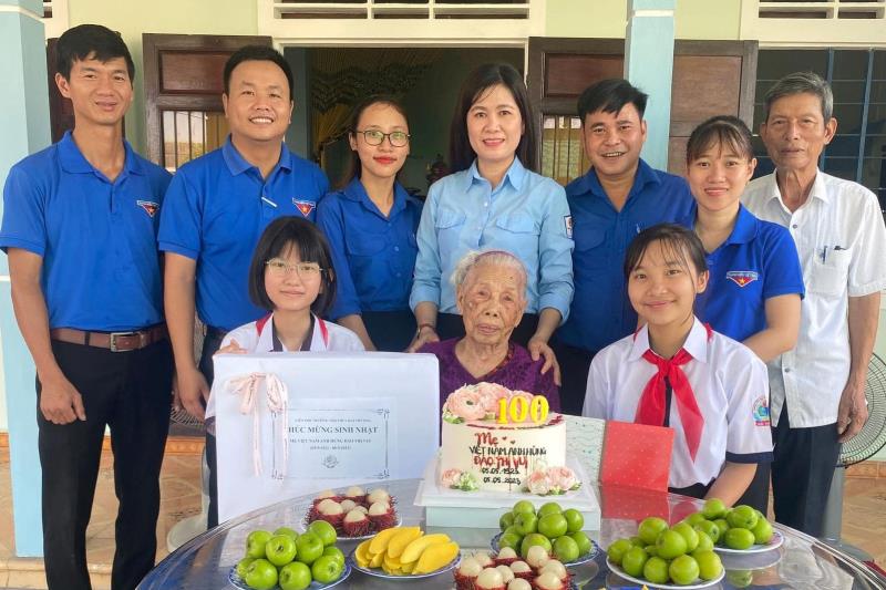 Tuổi trẻ xã Hải Thượng chúc mừng Mẹ VNAH Đào Thị Vui tròn 100 tuổi.