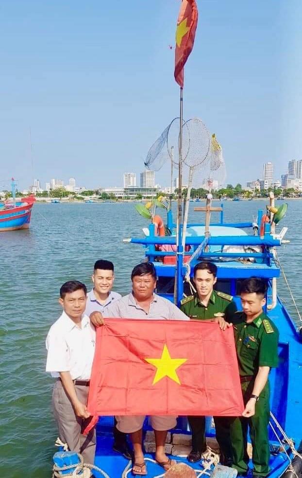 Ban Chỉ huy Biên phòng Cửa khẩu Cảng Đà Nẵng và UBND P. Thuận Phước (Q.Hải Châu) tặng Cờ Tổ quốc và tuyên truyền Luật Thủy sản, chống khai thác hải sản bất hợp pháp cho ngư dân.