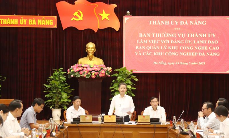 Ông Vũ Quang Hùng- Bí thư Đảng ủy Khu công nghệ cao và các khu công nghiệp Đà Nẵng phát biểu tại buổi làm việc.