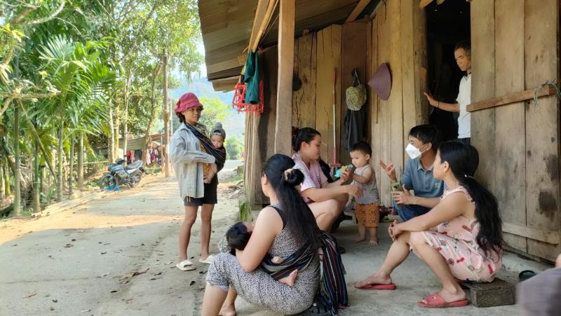 Bà Hồ Thị Nhương trò chuyện với phóng viên về việc mình cúng trâu để chữa bệnh cho con.