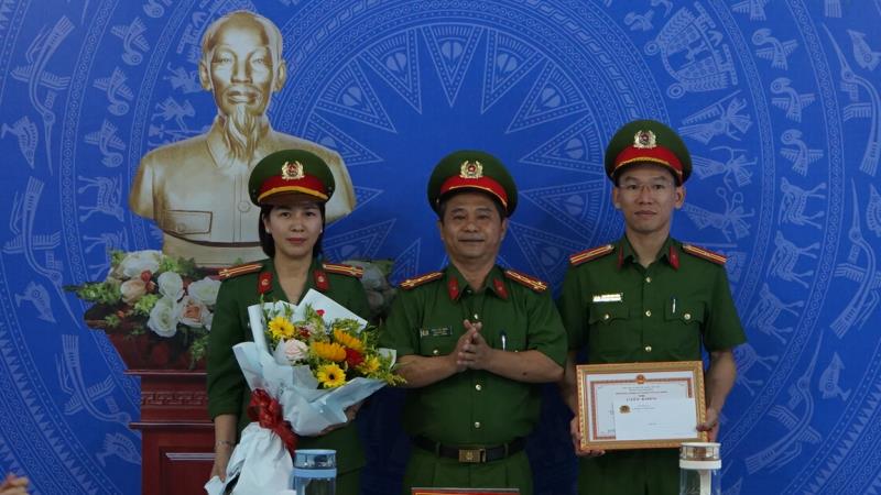 Lãnh đạo Công an quận Cẩm Lệ thưởng cho Đội Cảnh sát hình sự và Công an phường Hòa An.